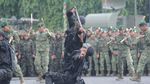 Ngeri! Saat Prajurit Kostrad Pamer Makan Kobra di Depan Panglima