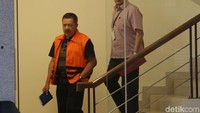 Iwan usai diperiksa KPK.