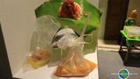Nah, ini dia replika nasi lemak ukuran sesungguhnya. Lengkap dengan kue dan teh tarik dalam plastik yang jadi pendampingnya. Foto: Penang Travel Tips