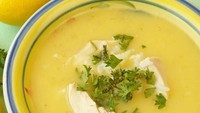 Sup avgolemono dari Yunani dibuat dari kaldu ayam, telur rebus, beras dan lemon. Sup sederhana ini makin enak disajikan dengan suwiran ayam. Foto: Istimewa