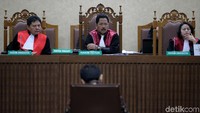 Sidang Setya Novanto mengagendakan pembacaan eksepsi dari kuasa hukum terdakwa Setya Novanto. Majelis hakim sidang Setya Novanto ini dipimpin oleh Hakim Yanto.