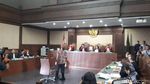 Foto: Senyum Setya Novanto untuk Ny Deisti di Ruang Sidang
