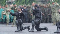 Tak cuma memakan ular, para prajurit juga meminum darah ular (Foto: Dok. Pendivif 1 Kostrad)