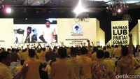 Pengukuhan itu berlangsung di Munaslub Golkar yang diadakan di JCC Senayan, Jakarta. Teriakan setuju menggema di ruangan saat pimpinan Munaslub meminta persetujuan ke kader. (Foto: Andhika Prasetia/detikcom)