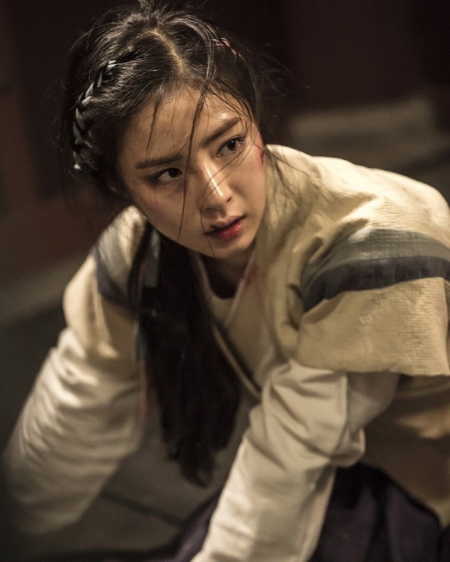 Shin Se Kyung merupakan salah satu aktris papan atas Korea Selatan. Puluhan judul film dan serial drama pernah dibintanginya, termasuk The Bride of Habaek, Tazza 2: The Hidden Card, The Girl Who Sees Smells, Six Flying Dragons dan proyek terbarunya yang sedang tayang Black Knight. Foto: Instagram/@sjkuksee