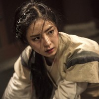 Shin Se Kyung merupakan salah satu aktris papan atas Korea Selatan. Puluhan judul film dan serial drama pernah dibintanginya, termasuk The Bride of Habaek, Tazza 2: The Hidden Card, The Girl Who Sees Smells, Six Flying Dragons dan proyek terbarunya yang sedang tayang Black Knight. Foto: Instagram/@sjkuksee