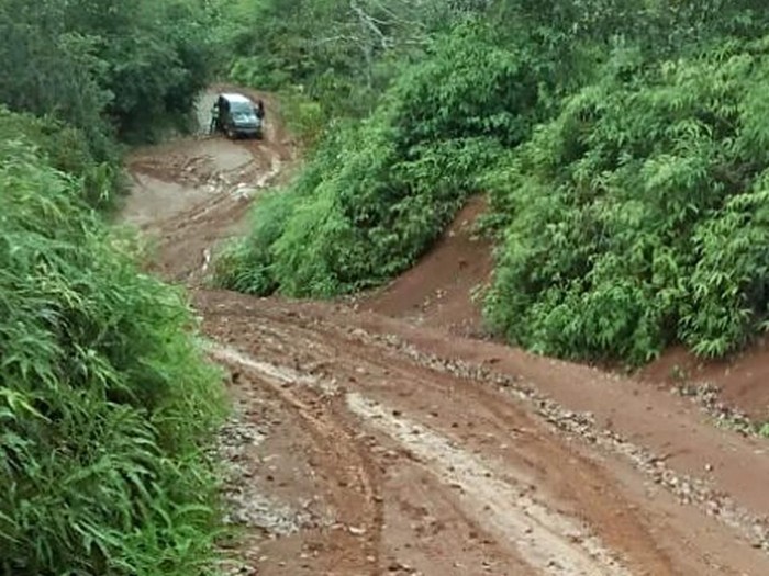 Jalan Jadi Bubur di Musim Hujan, Belasan Desa di Riau Terisolasi