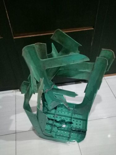 Bangku plastik yang dipakai pelaku untuk memukuli korban