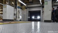 BMW X7 model awal produksi keluar dari perakitan. Foto: BMW