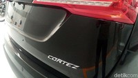 Keunggulan Wuling Cortez ini juga karena memiliki berbagai fitur seperti Automatic Vehicle Holding (AVH) yang berfungsi untuk menjaga mobil tetap berhenti dalam kondisi jalan yang menanjak, menurun, ataupun datar dan Electronic Stability Control (ESC) yang berfungsi untuk menjaga kestabilan berkendara secara otomatis ketika adanya indikasi pengemudi mengalami kehilangan kendali.