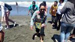 Gaya Rini Main Air di Pantai Nabire