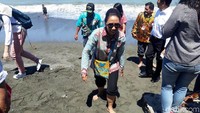 Awalnya, Rini berniat untuk menaiki kapal perahu kecil yang ada di sana. Namun karena besarnya ombak, akhirnya niat itu dibatalkan. Perahu tak bisa berlabuh ke tepi pantai. Alhasil Rini hanya menikmati ombak di sana.