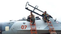 Gaya Marsekal Hadi setelah terbang dengan Sukhoi.
