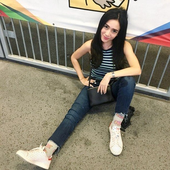 Dea Ananda lebih suka tampil simple dengan pakai kaus dan celana jeans. Mantan penyanyi cilik di Trio Kwek-kwek itu pun tak pernah pakai makeup berlebih. Penampilan Dea pun masih sangat cocok jadi anak kuliahan, padahal usianya 31 tahun. Foto: Instagram