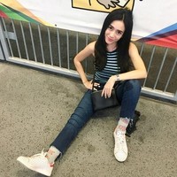 Dea Ananda lebih suka tampil simple dengan pakai kaus dan celana jeans. Mantan penyanyi cilik di Trio Kwek-kwek itu pun tak pernah pakai makeup berlebih. Penampilan Dea pun masih sangat cocok jadi anak kuliahan, padahal usianya 31 tahun. Foto: Instagram