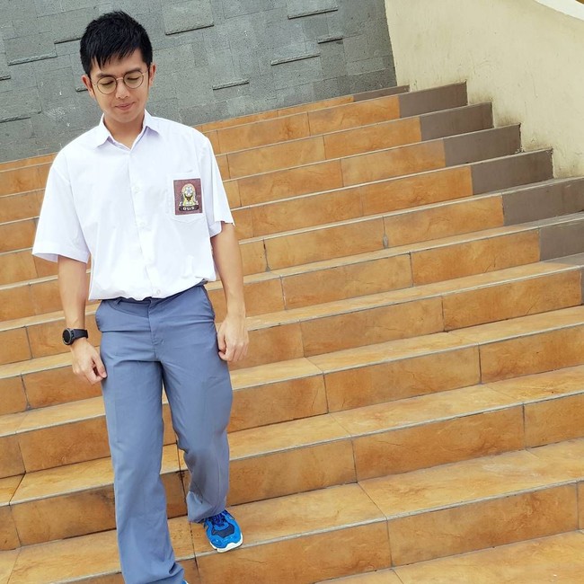 Nicky Tirta seolah tak menua dari zaman dulu ia sudah tampil di sinetron. Hingga kini, ia bahkan masih kerap berperan jadi anak kuliahan atau SMA. Foto Nicky Tirta jadi anak SMA ini merupakan penampilannya baru-baru ini untuk sebuah FTV. Nggak nyangka ya usia Nicky Tirta sudah 34 tahun. Foto: Instagram