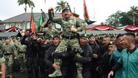 Begini ekspresi Marsekal Hadi saat dipanggul oleh para prajurit Kostrad.