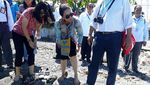Gaya Rini Main Air di Pantai Nabire