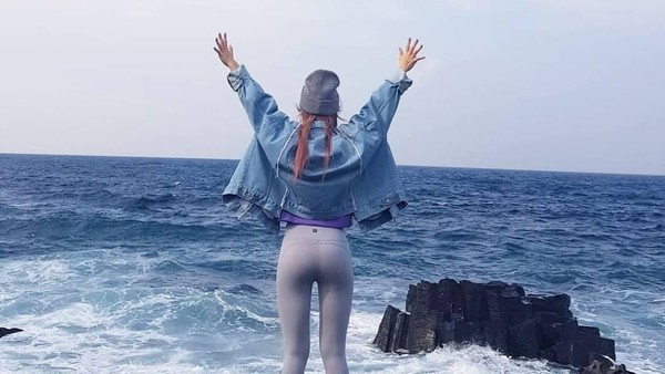Menikmati laut yang biru di sekitar Pulau Jeju (euddeume_/Instagram)