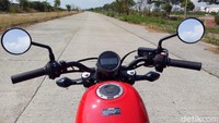 Instrument cluster itu menyediakan beberapa informasi, seperti indikator bahan bakar, spidometer, odometer, trip A, trip B, dan jam. Tidak ada indikator takometer yang menunjukkan putaran mesin. Juga tidak ada indikator posisi gigi, hanya ada posisi netral.