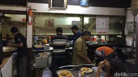 Terletak di pusat perkantoran, restoran ini amat ramai dengan pelanggannya dari pegawai-pegawai kantor itu. Bahkan, di jam-jam tertentu Anda harus mengantri untuk mendapatkan tempat duduk (Masaul/detikTravel)