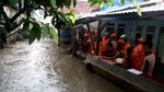 Potret Tanggul Kali Pulo Jati Padang yang Jebol dan Bikin Banjir