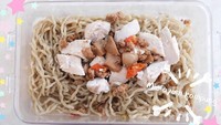 Kalau ini mie ayam kampung pesanan Ruben. Nampak menarik selera dengan topping ayam yang ditumis dan dikukus. Foto: Instagram sarwendah29