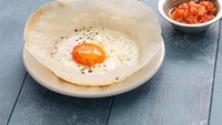 Main ke Sri Lanka bisa cicip jajanan kaki lima populer, Egg Hopper. Telur ceplok disajikan di atas mangkuk pancake yang terbuat dari tepung beras dan santan. Foto: Istimewa