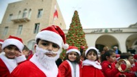 Wajah anak-anak berkostum sinterklas di Darmour, Beirut, Lebanon.