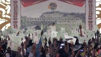 Kementerian Agraria dan Tata Ruang menargetkan pada tahun 2017 menerbitkan 15.000 lebih sertifikat untuk masyarakat di wilayah Papua Barat.  (Foto: ANTARA FOTO/Olha Mulalinda)