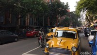 Bangunan bersejarah bernuansa merah pasti membuat traveler tak henti untuk memotret tiap sudutnya. Lokasi ini ada di Jalan Kiran Shankar Ray (Masaul/detikTravel)