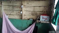 Sebelum ada listrik dari PLN, warga desa mendapatkan bantuan panel surya dari pemerintah daerah. Saat menggunakan panel surya, warga juga harus menggunakan aki agar tenaga matahari dapat disimpan dan dimanfaatkan untuk penggunaan di malam hari.