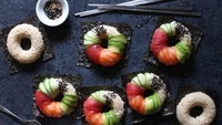 Cara baru menikmati sushi nih. Dibentuk seperti donat, lengkap dengan lembaran alpukat sebagai salah satu isiannya. Foto: Istimewa