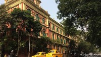 Saat traveler menjelajah kota ini akan melihat sudut-sudut yang instragamable. Foto ini di Jalan Goverment PI W depan Gedung Raj Bhavan (Masaul/detikTravel)