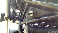 Honda CMX500 Rebel memiliki kunci kontak yang unik. Bagian kunci setang dan kunci kontak ada di tempat terpisah, bukan di sekitar instrument cluster seperti motor lainnya.