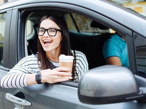 Pegal dan Kepanasan Saat Macet, Buka Jendela atau Nyalakan AC?
