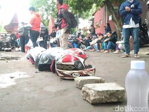 Miris! Helm Hingga Sandal Ikut Antre Demi Sekeping e-KTP di Cirebon