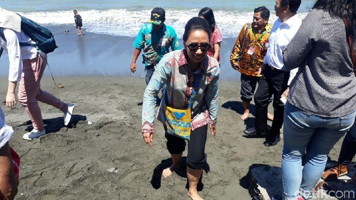 Rini Soemarno Main Air Di Pantai Nabire