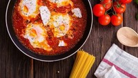 Sajian sarapan Israel bernama Shakshouka ini dibuat dengan telur rebus yang dimasak bersama saus merah. Bahan saus antara lain tomat, cabai, bawang merah, dan jinten. Foto: Istimewa