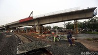 Pembangunan proyek flyover tersebut berbarengan dengan adanya pembangunan proyek perlintasan kereta api ganda atau double-double track.