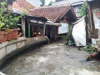 Tanggul Kali Pulo di RT 14 Jati Padang jebol