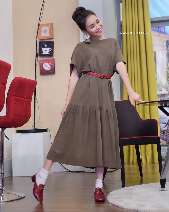 Ayu Ting Ting tak melulu memadukan baju mini dengan kaus kaki. Dia juga pernah memakai dress panjang yang kemudian dipadankannya dengan kaus kaki, yang cara memakainya ala Korea. Foto: Dok. Awan Potret