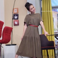 Ayu Ting Ting tak melulu memadukan baju mini dengan kaus kaki. Dia juga pernah memakai dress panjang yang kemudian dipadankannya dengan kaus kaki, yang cara memakainya ala Korea. Foto: Dok. Awan Potret