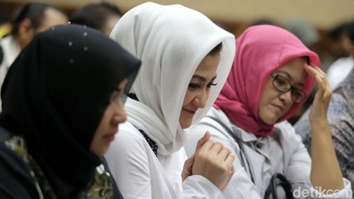 Foto: Tak Nangis Lagi, Ny Deisti Kini Senyum-senyum di Sidang Novanto