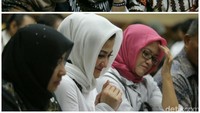 Deisti masih ditemani rekan-rekannya ketika di sidang dakwaan maupun sidang eksepsi. Yang beda adalah raut wajahnya.
