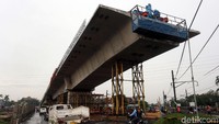 Meskipun struktur atas flyover di kedua titik tersebut sudah mulai terlihat, keduanya belum tersambung secara utuh.
