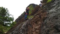 Wisata adrenalin ini tidak hanya bagi para pemanjat profesional. Namun juga bisa dilakukan oleh semua kalangan, termasuk yang belum pernah melakukan panjat tebing (Adhar Muttaqin/detikTravel)