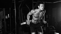 Min Q Lee adalah seorang guru asal Korea Selatan yang juga seorang body builder. Dengan foto-foto yang menginspirasi orang untuk pergi ke gym, ia sudah diikuti oleh lebih dari 13 ribu orang di akun Instagramnya. (Foto: Instagram/teacher.lee)