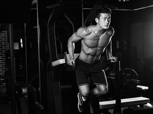 8 Pria Asia Bertubuh Sixpack, Wajib Follow!