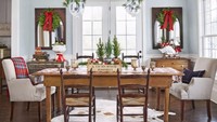 Tidak masalah jika Anda punya meja makan sederhana, mainkan imajinasi dan kreatifitas. Tata meja sesimpel mungkin dengan menyertakan aksesoris khas natal seperti pohon cemara kecil atau hiasan natal lain. Hias juga bagian lampunya. Foto: Istimewa